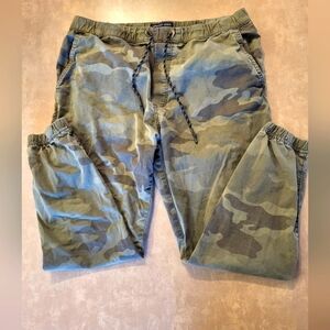 AMERICAN EAGLE Size Large Camo Jogger Pants